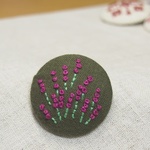 ☆2691様お取り置き品☆刺繍ブローチ（カーキ）　ラベンダー