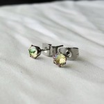 シャンパンライトのプチピアス