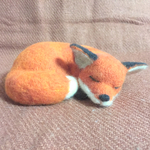 お昼寝なキツネさん