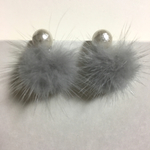 コットンパールホワイトとグレーミンクファーのキャッチピアス