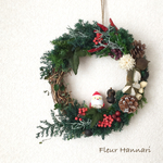 森のサンタのクリスマスリース〜読書中