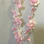 薄ピンクの花ロングネックレス