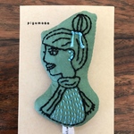 刺繍ブローチGirl マフラー