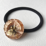 3弁の花☆ゴールド／チェコガラスボタンのヘアゴム27mm