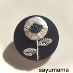☆刺繍☆くるみボタンのブローチ