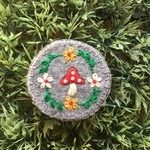 SALE きのこの刺繍ブローチ