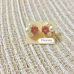 薄ピンクビジューピアス