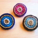 小さなビーズ刺繍のブローチ