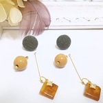 SALE 1450円→1300円！　なんと4Wayあったかウールのクルミボタンとオシャレチャーム達のピアス／カーキ　マスタード　べっ甲のコラボレーション