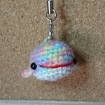 虹色のクジラあみぐるみ（ストラップ）