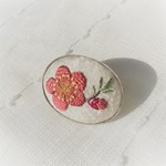 梅の花の刺繍の帯留めNo1