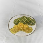 松の刺繍の帯留め