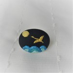 金の鶴の刺繍の帯留め