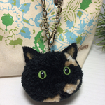 動物 ポンポンチャーム ブチ猫ちゃん