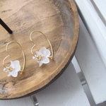 アクアフラワーの ハート形フープピアス