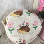 ピンクのお花と、ハリネズミ柄のポーチ