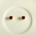 スワロフスキー　ルビー　一粒ピアス