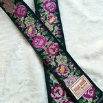 **mayu2mayuさま専用** 黒地にお花の刺繍のギターストラップ。高級感たっぷりです！