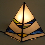 ピラミッド型　ステンドグラスランプ