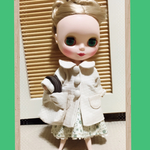 ブライス/リカちゃんサイズ 22cmドール服      クリーム色のコートとバッグ(裏地:花柄)