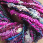 手つむぎ変わり糸〜textured yarn〜  約34g ローズピンク系