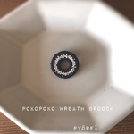[受注制作]pokopokoリースブローチ(ネイビー)