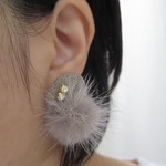 SALE　1000円→900円！　ふわっふわのグレージュミンクファーのツィードくるみぼたんピアス グレージュ　天然ミンクファー　高級ガラスストーンをそえて