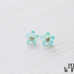 ふわふわお花のピアス（ライトグリーン）