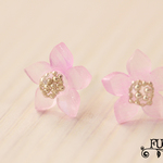 ふわふわお花のピアス（ピンク）