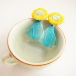 お花刺繍のピアス　　キイロ