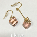 ピンクキューブのアシンメトリーピアス