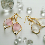 花びらとツイストチャームのピアス