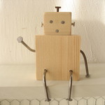 ちょこんと座るロボット君　木製
