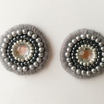 AKKO1325様専用ページとなります。再販しました♡まんまるいパール刺繍イヤリング（グレー）