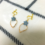 ひねりチャームとお花のイヤリング