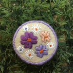 カラフルなお花の刺繍ブローチ