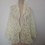手編み　毛糸のショール　扇形　大きめ　アイボリー　和装にも