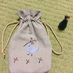 赤い実と鳥の刺繍巾着〔グレー〕