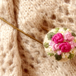 バラと小花の刺繍 ストール留めカブトピン