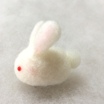 白うさぎのブローチ。  羊毛フェルト