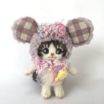 ネズミ帽子のキジ白さん