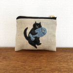 手刺繍リネンポーチ（おさかなクッション抱っこ白猫）