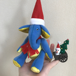 クリスマス飾りを運んでいる象のパオンくん