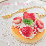 大きめパンケーキいちごホイップのバッグチャーム