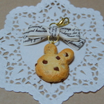 値下げ品☆【a】うさぎのチョコチップクッキー／チャーム（イヤホンジャックｏｒストラップ可）