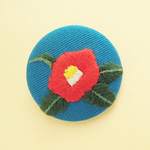 椿の刺繍ブローチ