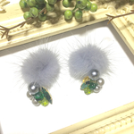 グリーンビジューとグレーファーのピアス&イヤリング