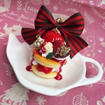 ネックレス★いちごパンケーキ 赤ストライプリボン