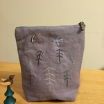 深い森を旅する鳥のリネン刺繍ポーチ