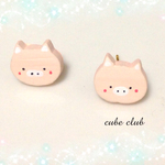 木で出来た子ぶたピアス